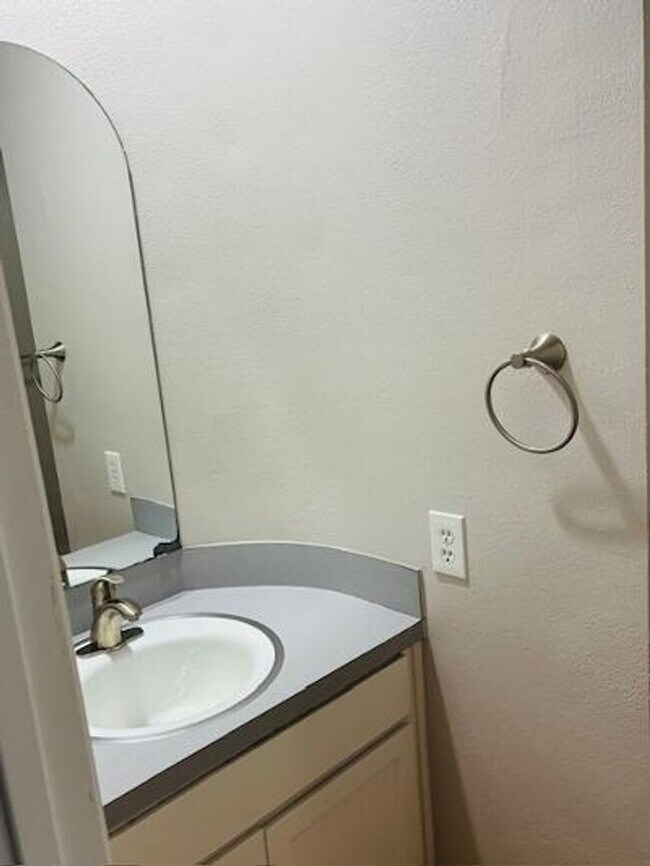 Building Photo - ASK ABOUT BACK TO SCHOOL MOVE IN SPECIAL!
