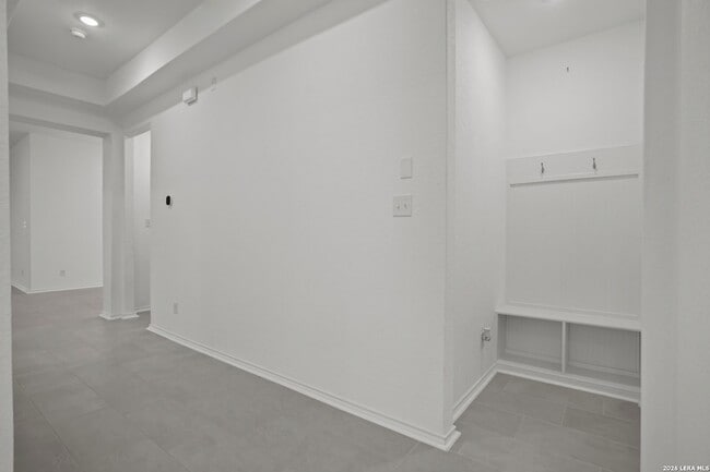 Building Photo - 4964 Park Mnr