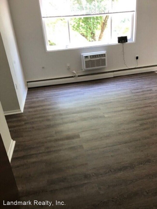 Building Photo - 9 E Deer Park Dr