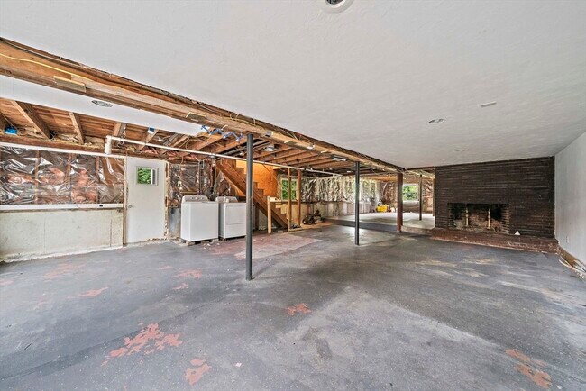 Building Photo - 334 N Main St