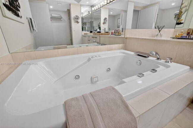 Building Photo - 2000 Island Blvd