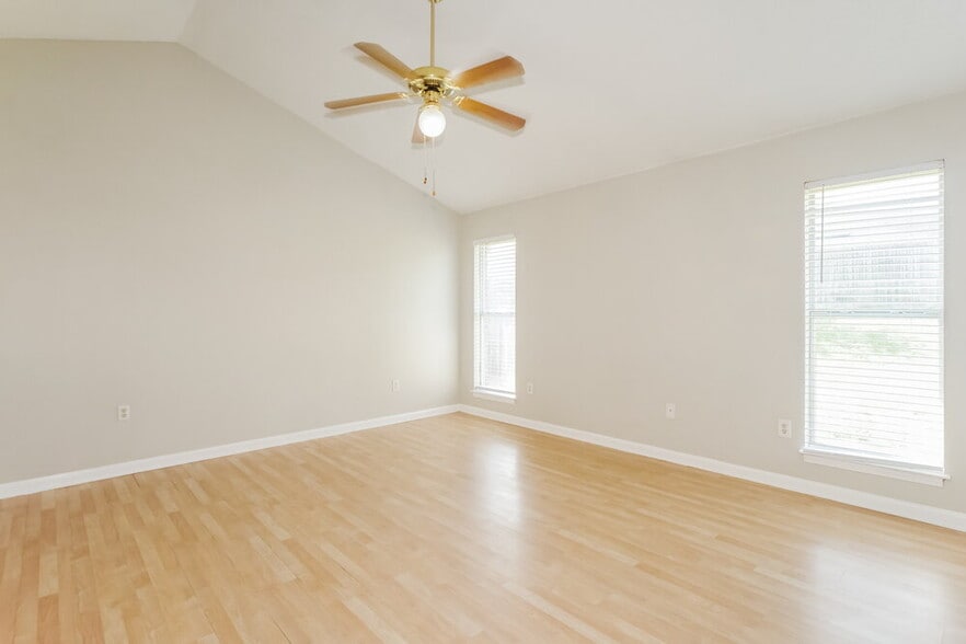 Building Photo - 7875 Sarah Ann Dr S