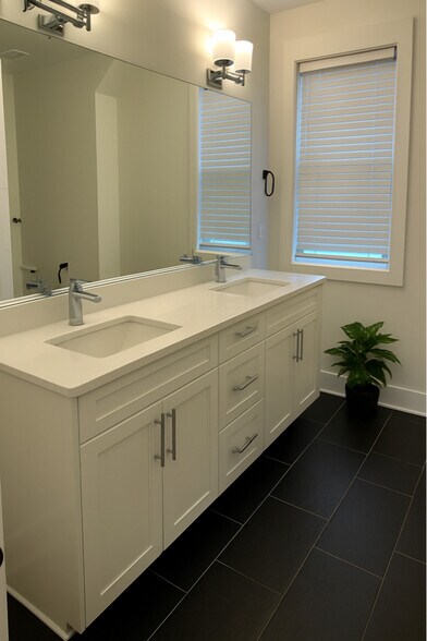 Building Photo - 924 Caruthers Ave