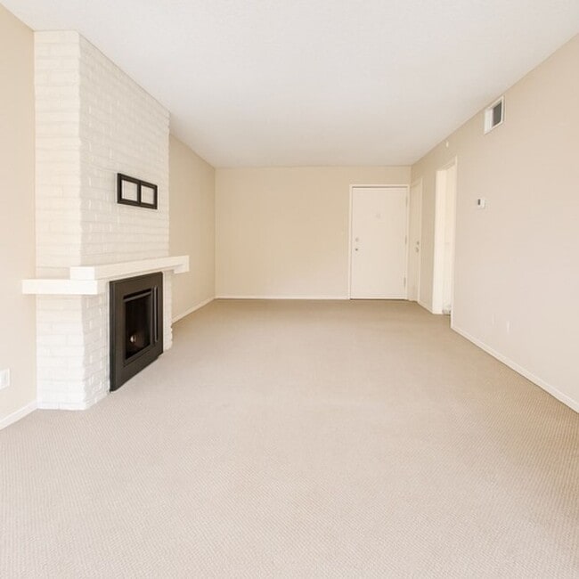 Building Photo - For Rent: 1 Bed / 1 Bath Condo in Lakeside...
