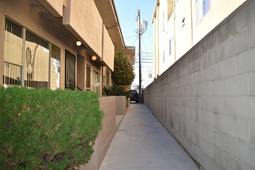 Building Photo - 1475 S Wooster St