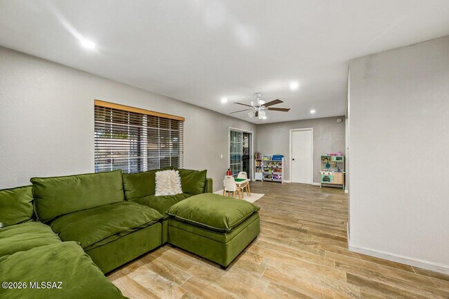 Building Photo - 2191 S Sunburst Dr