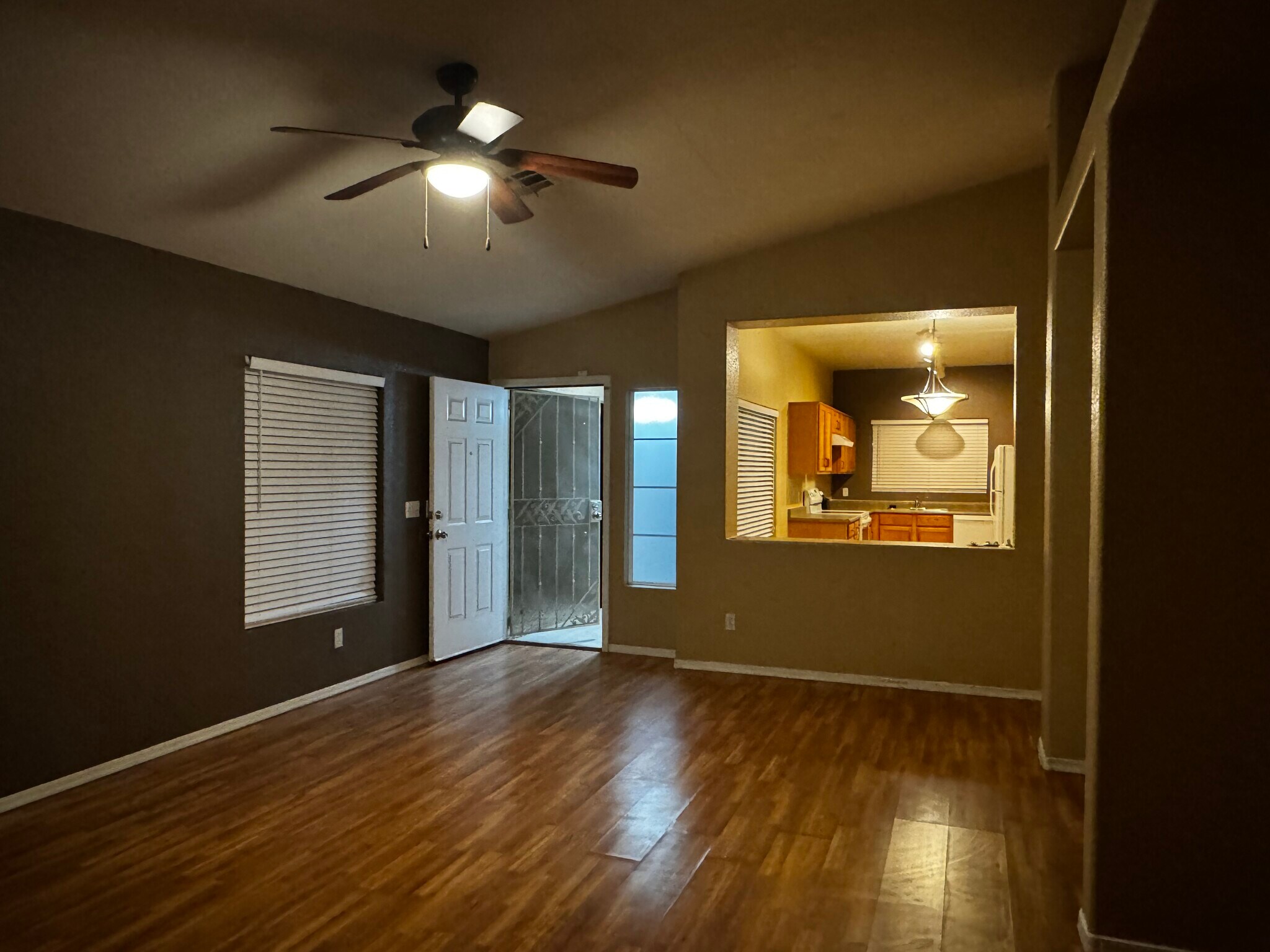 Building Photo - 10441 W Palm Ln