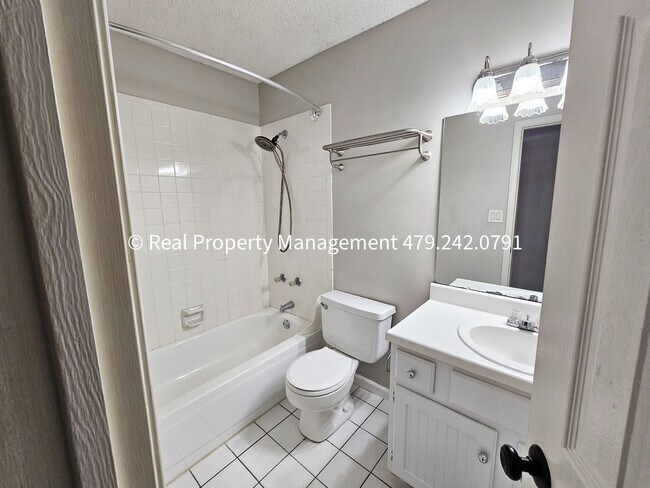 Building Photo - 3 Bedroom Close to Mercy Hospital - Availa...