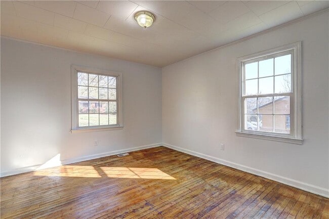 Building Photo - 2442 Tredway Dr