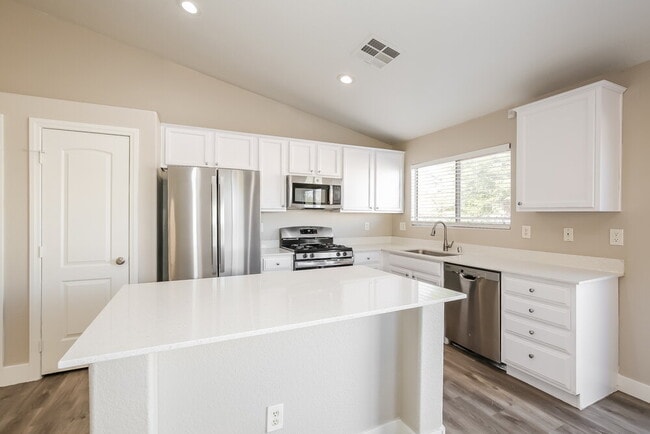 Building Photo - 524 W Claxton Ave