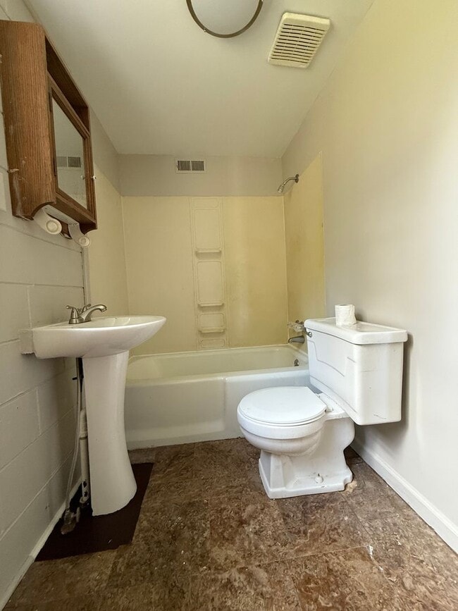 Building Photo - 4 Bedroom/2 Bath Home for Rent