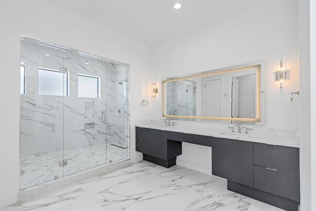 Building Photo - Stunning Custom Built Residence in the Exc...