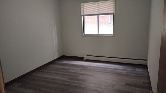 Building Photo - $1,095 | 3 Bedroom, 1 Bathroom Apartment |...