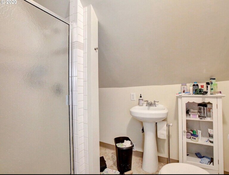 Building Photo - 33 NE San Rafael St