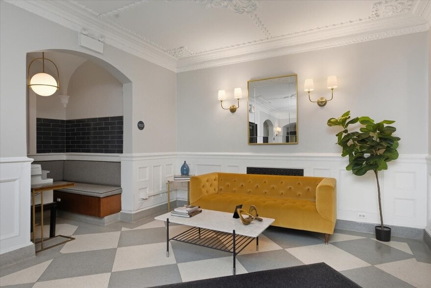 Building Photo - 1140 N La Salle Dr