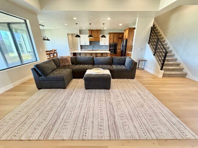 Building Photo - Beautiful Modern 5 Bedroom Home!! Furnished or Unfurnished option!!