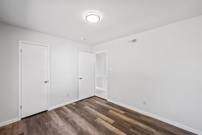 Building Photo - 2215 Overbrook Dr