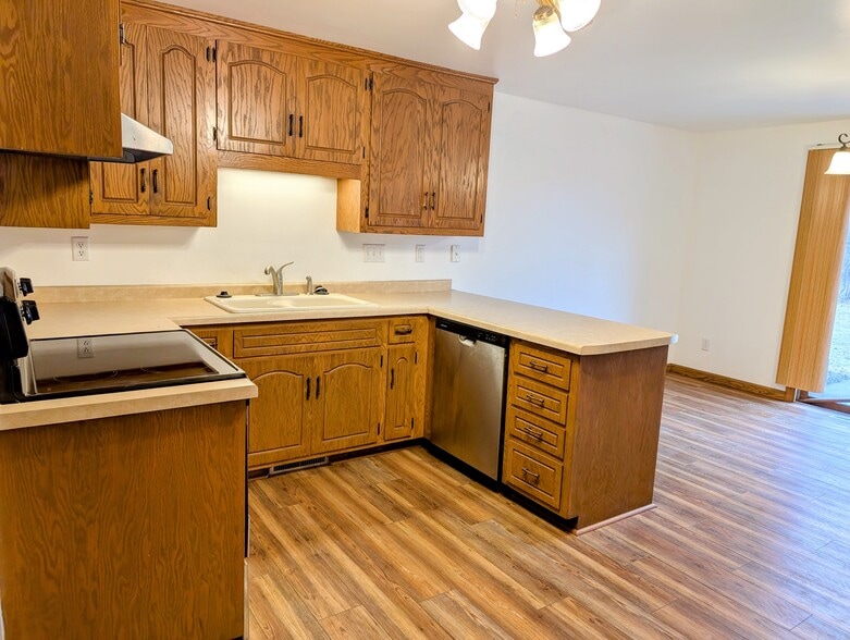Kitchen - 2043 Hilltop Dr
