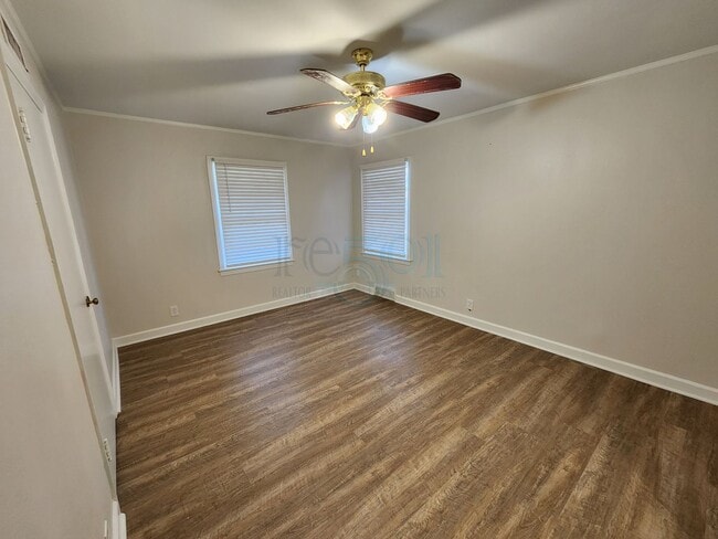 Building Photo - Compeltely Remodeled 3 Bedroom 3 Bathroom