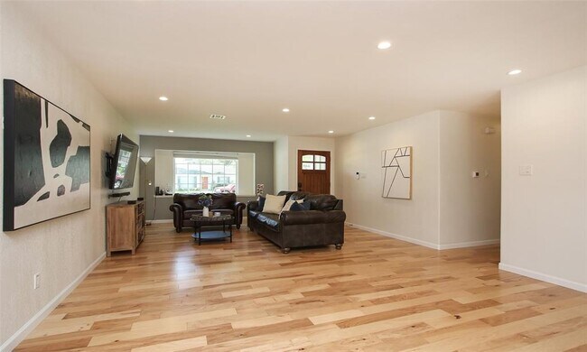 Building Photo - 5923 Dawnridge Dr