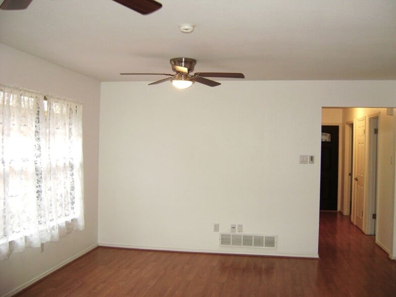 Building Photo - 1714 Redbud Ln