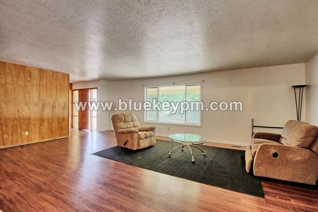 Building Photo - 5 Bedrooms, 2.5 Bathrooms Home in Oregon City