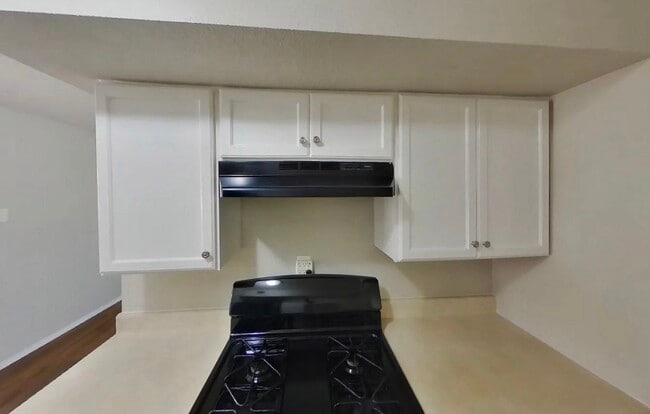 Building Photo - Beautifully Renovated 3-Bedroom Home with Premium Finishes