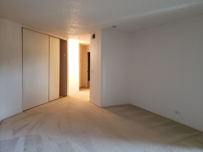 Building Photo - 2 Bedroom Condo in Bennett Valley