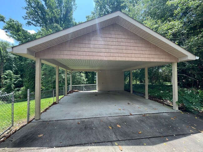 Building Photo - Elegant 4bd/3ba Home with Fenced-in Backyard