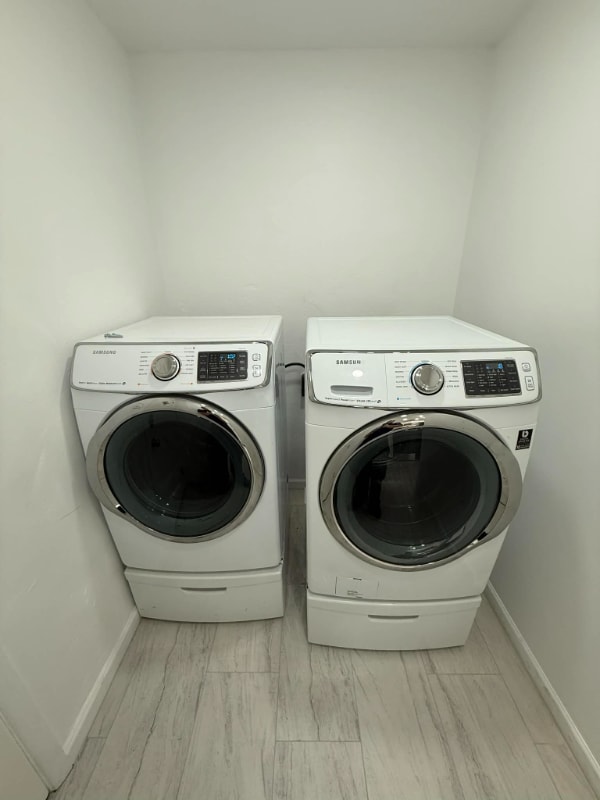 Building Photo - 333 E Linden St