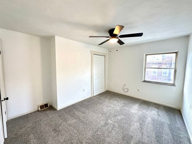 Building Photo - Updated 2 Bed, 1 Bath Home - Convenient Location, Walkable Neighborhood - Available Now!
