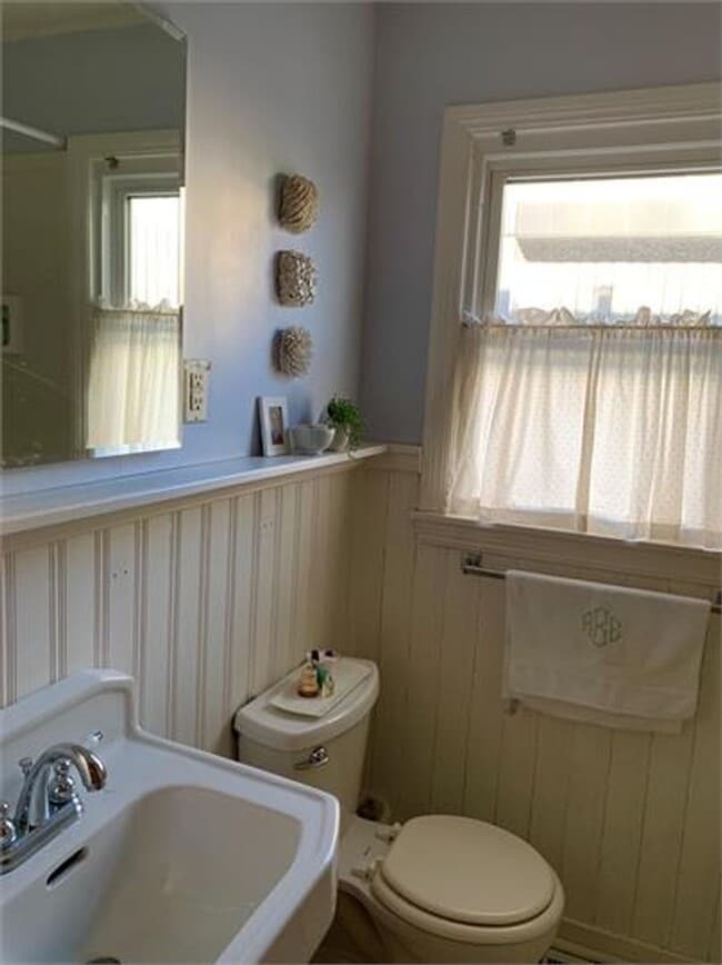 Building Photo - Quiet and quaint, this East Fayetteville cottage is one of a kind!