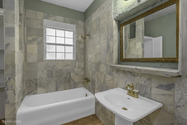 Building Photo - 409 Forest