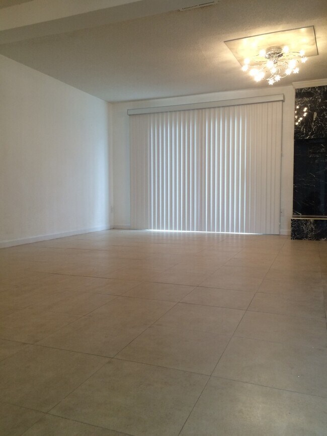 Building Photo - 9620F Vinca Circle