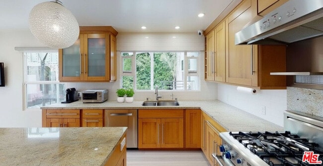 Building Photo - 10331 La Grange Ave