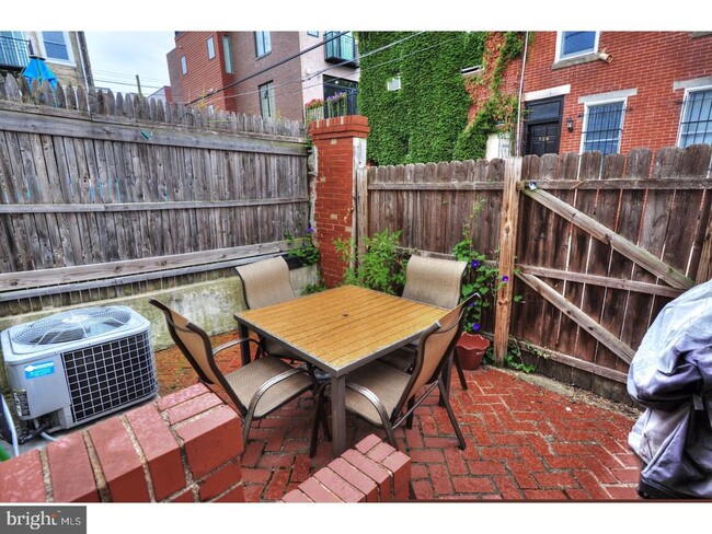 Building Photo - 728 S Smedley St