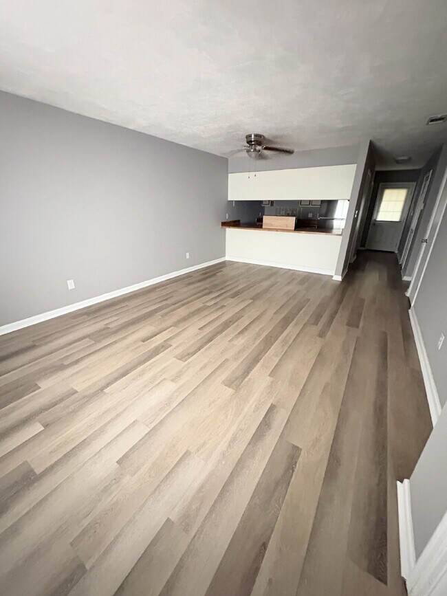 Building Photo - Recently Remodeled 2 Bedroom 1 Bathroom Duplex!