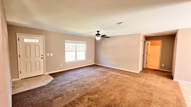 Building Photo - 3 BD/2BA Home in Beautiful Ocklawaha Ready for Move-In