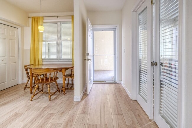 Building Photo - Updated 3 bedroom unit overlooking the Eas...