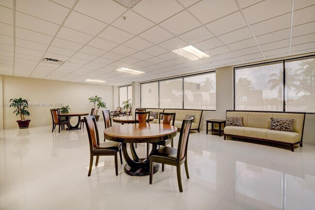 Building Photo - 1623 Collins Ave