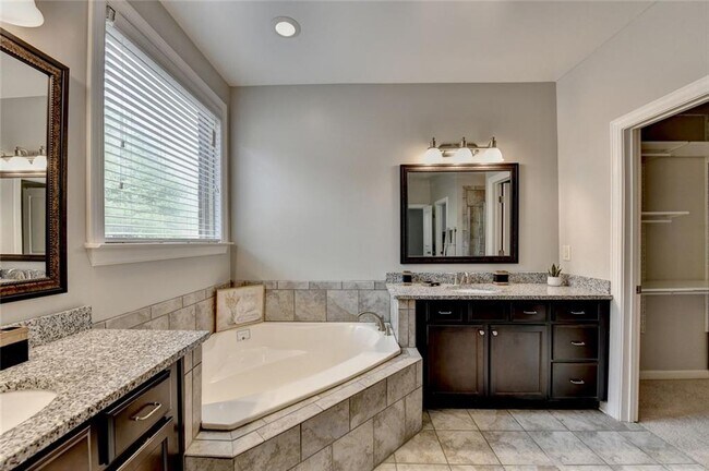 Building Photo - 2540 Maple Ridge Ln