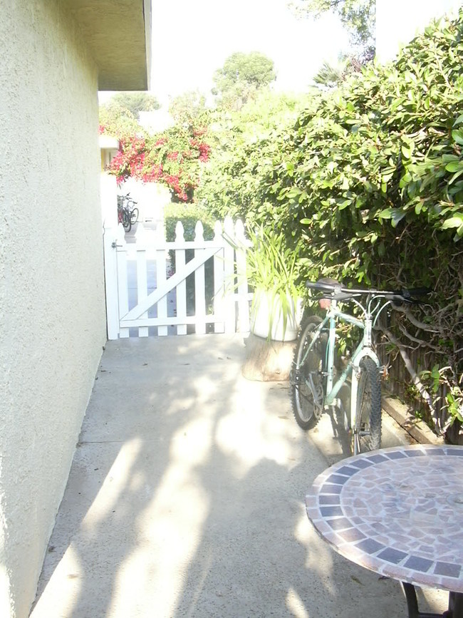 SIDE WALKWAY - 1319 Walgrove Ave