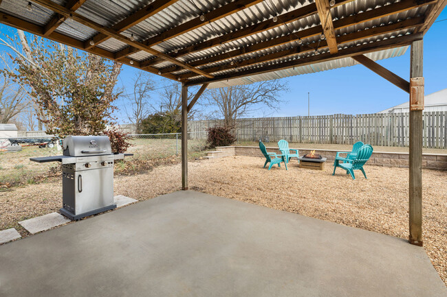 Building Photo - 3028 N Malinda Dr