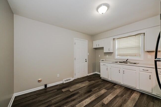 Building Photo - 735 Edgegreen Dr