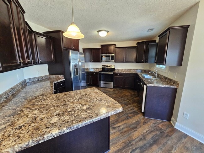 Building Photo - Spacious 3 Bedroom 2 Bathroom Home on Half...