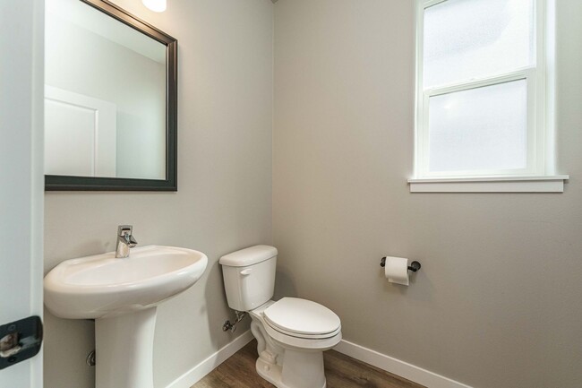 Building Photo - Spacious 4BR Modern Retreat and Luxury Liv...