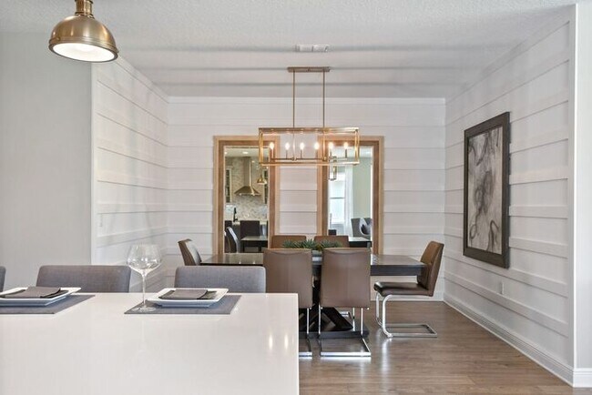 Building Photo - Luxurious 5/3.5 Stunning Home with a Generous Loft and a 2 Car Garage in the Highly Desired Hartw...