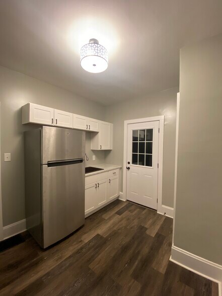 Building Photo - 2112 Cathedral Ave