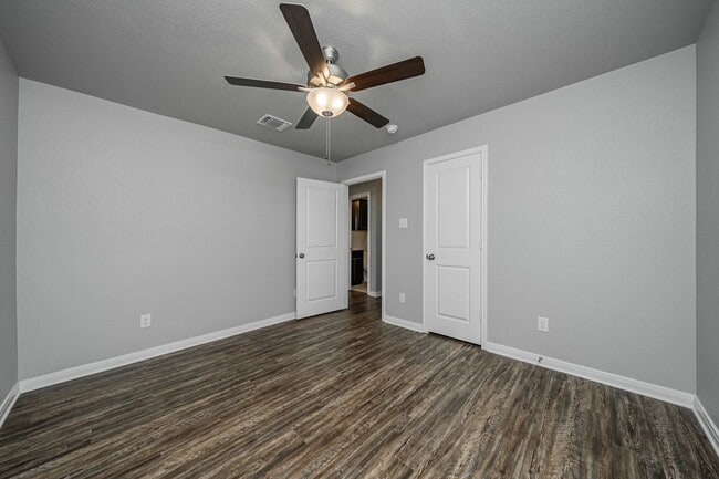 Building Photo - 521 Fallbrook Dr