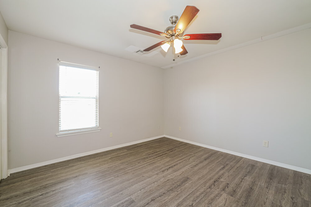 Building Photo - 1933 Creekridge Dr